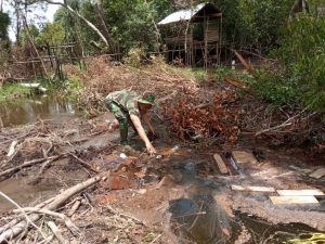 Anggota TNI Bersihkan Sampah di Sungai