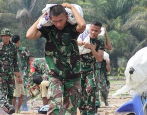 Anggota TNI Timbun Lobang Jembatan Dengan Tanah