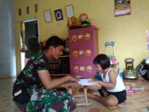 Prajurit TNI ini Bantu Adik Asuh Kerjakan PR