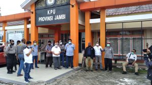 Datangi KPU Jambi, Massa Desak KPU RI Nonaktifkan Sanusi 