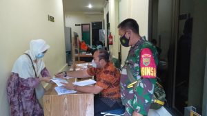Vaksinasi Purnawirawan TNI dan Warakawuri, Babinsa Koramil Telanaipura Jemput Bola