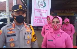 Wujud Peduli Kapolres Muara Jambi Beserta Ketua Bhayangkari Muaro Jambi Berbagi Sarapan Dan Masker