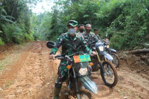 Bersepeda Motor, Dandim Sarko Tinjau Giat TMMD di Desa Bukitberingin 