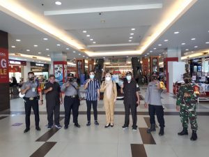 Tegakkan instruksi Walikota Jambi, Babinsa dan Tim PPKM Kelurahan Beliung Lakukan Sosialisasi ke Mall 