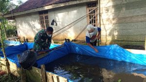 Satgas TMMD 111 Kodim 0420/Sarko Bantu Bersihkan Kolam Ikan Lele Warga