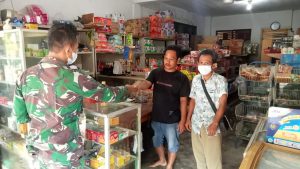 Cegah Covid-19 Satgas TMMD Bagikan Masker ke Warung-warung Desa Bukit Beringin