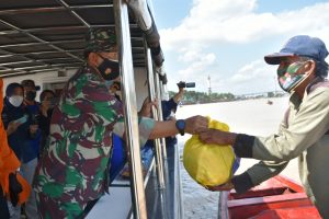 Danrem 042/Gapu Bersama Wakapolda Jambi Distribusikan Sembako Bagi Masyarakat di Sepanjang Aliran Sungai Batanghari