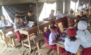 Personel Satgas TMMD Bantu Mengajar Murid SD di Tenda Darurat