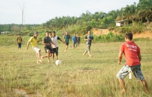 Sore Hari Satgas Luangkan Waktu Main Sepak Bola Bersama Warga