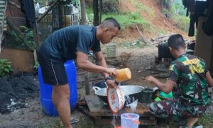 Usai Sarapan Pagi, Satgas TMMD Bantu Cuci Piring di Rumah Keluarga Asuh