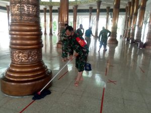 Jumat Berkah, Danramil Telanaipura Ajak Anggotanya Bersih-bersih Masjid 