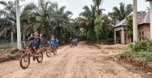 Gembira Ria Anak-anak Simpang Tepos Bermain Sepeda di Jalan Program TMMD