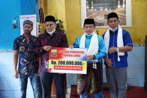 Gubernur Al Haris Serahkan Bantuan Rehab Mushola Jami’atul Falah Pasar Siulak Gedang