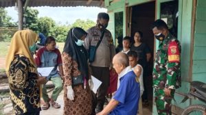 Kapolsek Jaluko dan Danramil Vaksinasi Door to door ke Rumah Warga Pematangjering