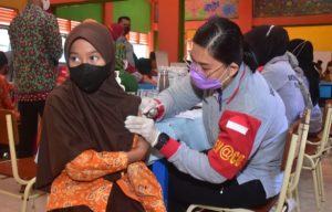 Ratusan Anak SD Karya Mandiri Usia 6-12 Tahun Ikuti Vaksin