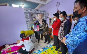 Mensos Bersama Ketua DPRD Jambi Edi Sambangi Suci Penderita Cerebral Palsy