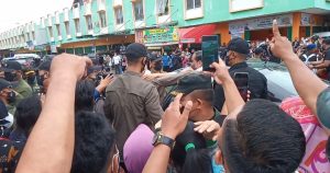 Pria di Jambi Dihadiahi Jaket yang Dikenakan Jokowi Saat Dari Pasar Angsoduo