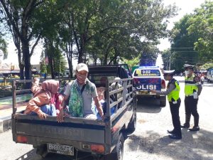 Polisi Tegur Bagi Mobil Bak Terbuka yang Angkut Penumpang 
