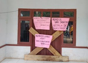 Kades Tak Bayar Denda Adat, Kantor Desa Biuku Tanjung di Segel Warga