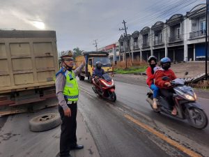 Respon Cepat, Satlantas Polresta Jambi Urai Kemacetan Akibat Mobil Batubara Mogok 