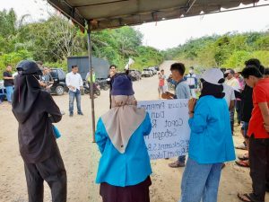 Ratusan Masyarakat Desa Sekampil Blokir Jalan Hingga Malam Hari