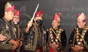 Kapolda Jambi Dianugerahi Pin Adat Melayu Jambi 