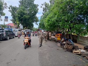 Berjualan di Bahu Jalan Depan RSUD Abunjdani Bangko, SatPol-PP Tertipkan PKL