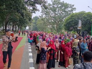 Ribuan ASN Berbatik Berjejer di Jalan Kota Bangko Ikuti Parade Hari Batik Nasional 