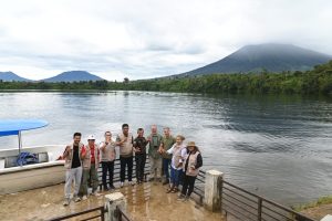 Tim Evaluator UGG, Kepincut Rasa Kopi Jangkat dan Takjub Dengan Indahnya Panorama Danau Pauh