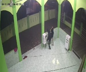 Terekam CCTV, 3 Pemuda Curi Kotak Amal Masjid