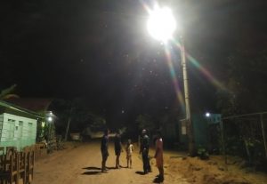 Dapat Bantuan Lampu Jalan, Suasana Desa Kembang Seri Baru Terang Benderang 