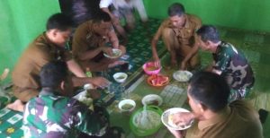Momen Makan Bersama di Lokasi TMMD Penuh Rasa Kemanunggalan 