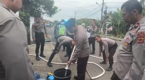 Krisis Air Bersih, 9 Ton Air di Suplai Polda Jambi ke Warga Seberang