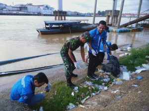 Babinsa Pelayangan bersama Masyarakat dan Mahasiswa Goro Bersihkan Bantaran Sungai 