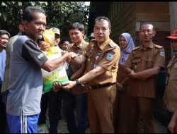 Cegah Stunting PJ Bupati Merangin Serahkan Sembako Ke SAD