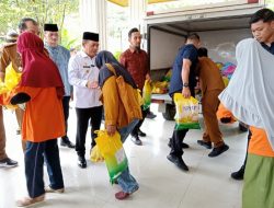 Pj Bupati Dampingi Gubernur Serahkan Bantuan Pensiunan, Petugas Kebersihan Disantuni Paket Sembako