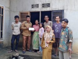 Pemdes Desa Aur Berduri Serahkan Bantuan ke Korban Kebakaran