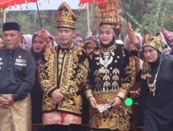 Pj Bupati: Kapolres Bergelar Hulu Balang Selingkung Negeri, Gelar Adat Pada Tasyukuran AKBP Roni Syahendra Pulang ke Dusun