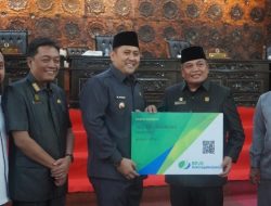 H M Syukur Serahkan Kartu BPJS Ketenagakerjaan untuk Dewan