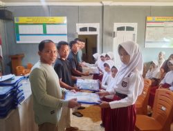 Pemdes Mekar Limau Manis Salurkan Bantuan Pendidikan Bagi Siswa  Berprestasi